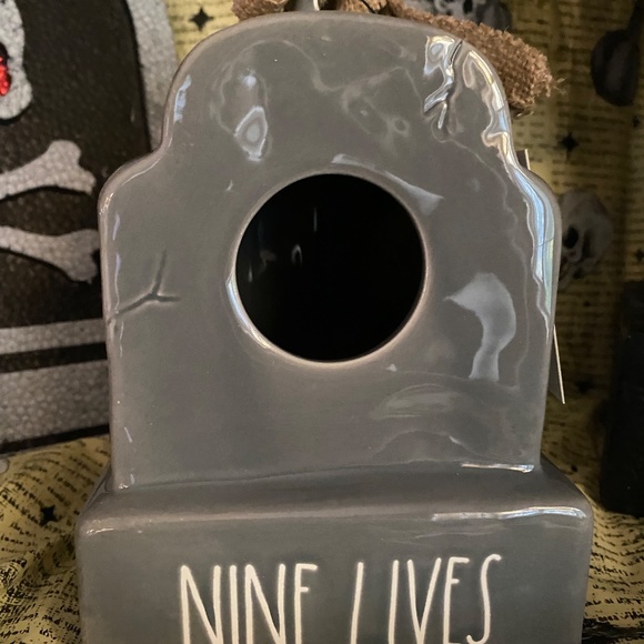 ae Dunn Artisan Collection By Magenta 8" Tombstone Birdhouse  “Nine Lives”- 🎃 - Picture 2 of 10